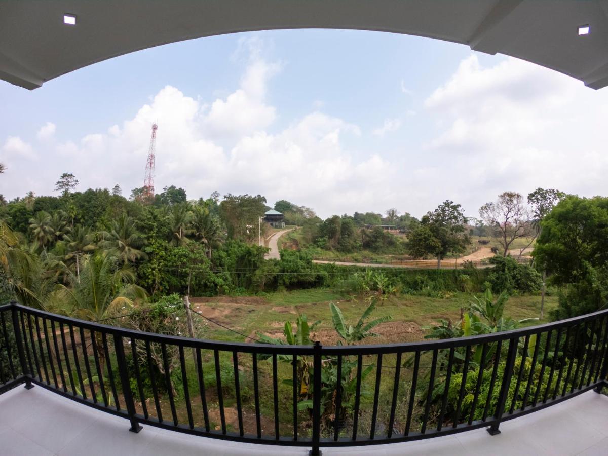 Pinnawala Elephant Front View Hotel Rambukkana Bagian luar foto